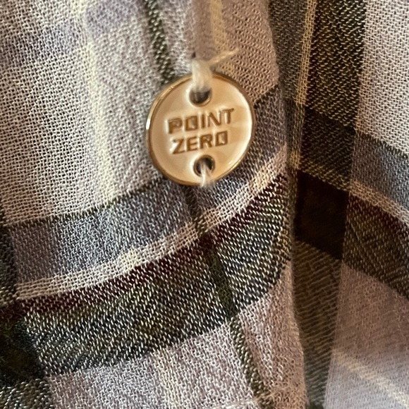 Point Zero button up. Fits more like a roomy small or petite Medium - Picture 4 of 5